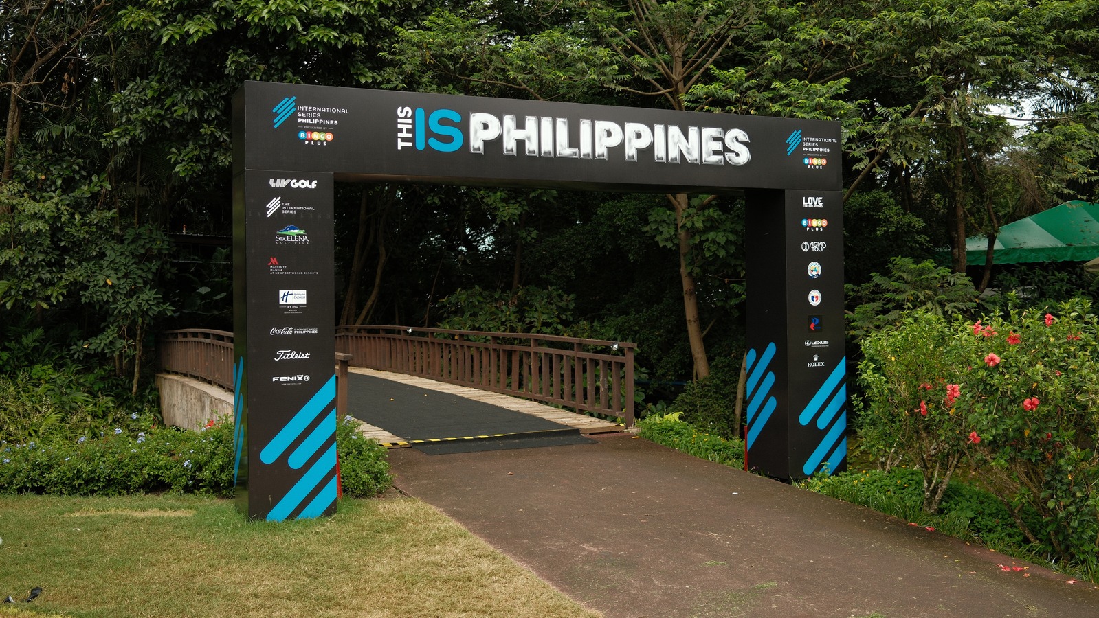 International Series golf archway